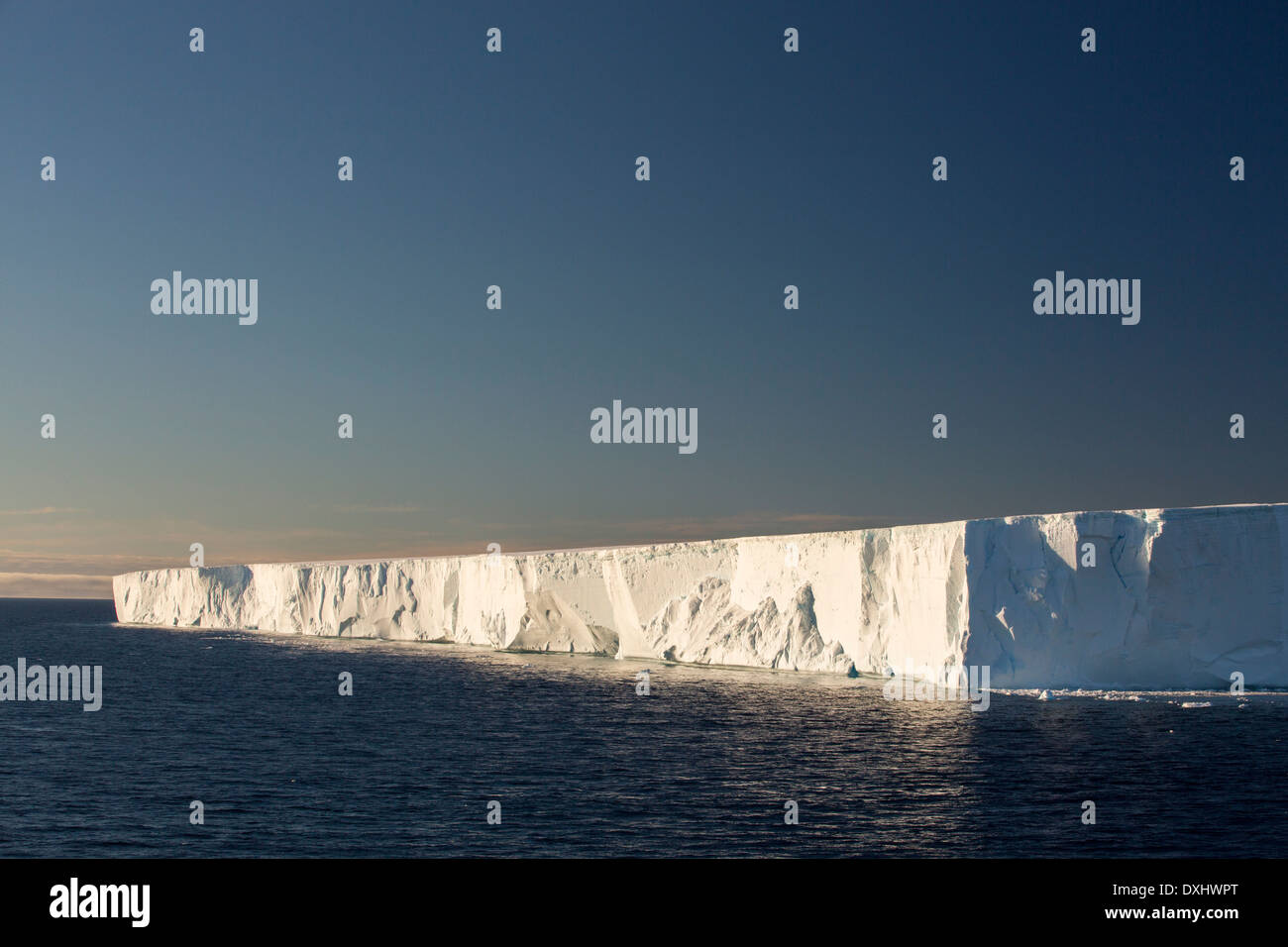 Eine tabellarische Eisberg aus Livingston Island auf der antarktischen Halbinsel. Die Halbinsel ist eines der am schnellsten Erwärmung Orte Stockfoto
