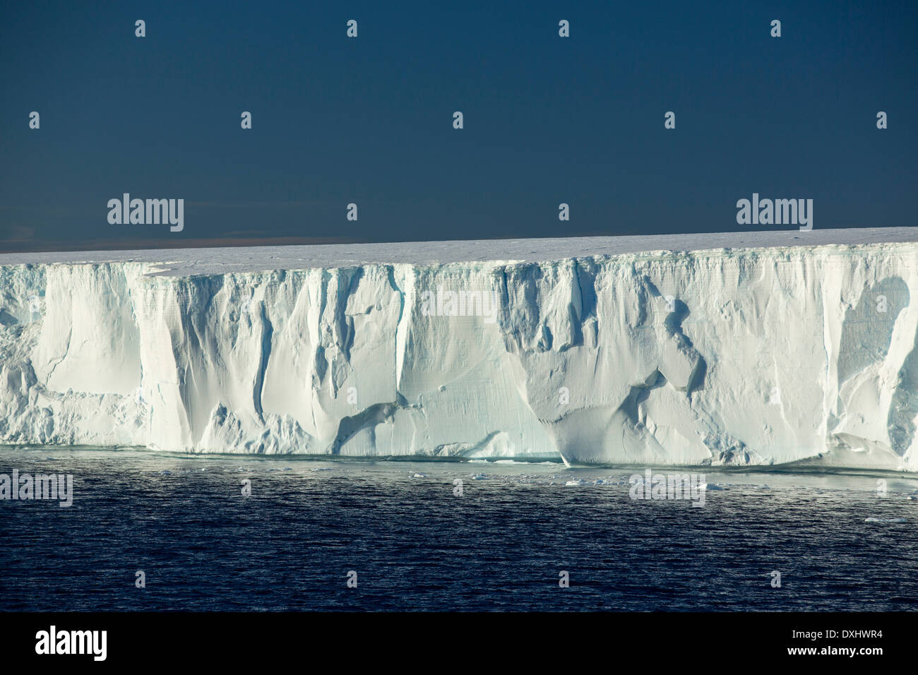 Eine tabellarische Eisberg aus Livingston Island auf der antarktischen Halbinsel. Die Halbinsel ist eines der am schnellsten Erwärmung Orte Stockfoto