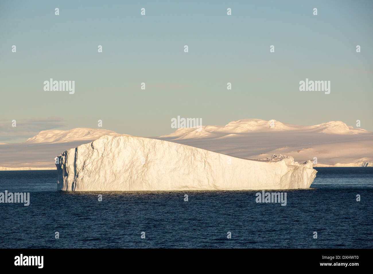 Eine tabellarische Eisberg Livoinstone Insel auf der antarktischen Halbinsel. Die Halbinsel ist eines der am schnellsten Erwärmung Orte Stockfoto