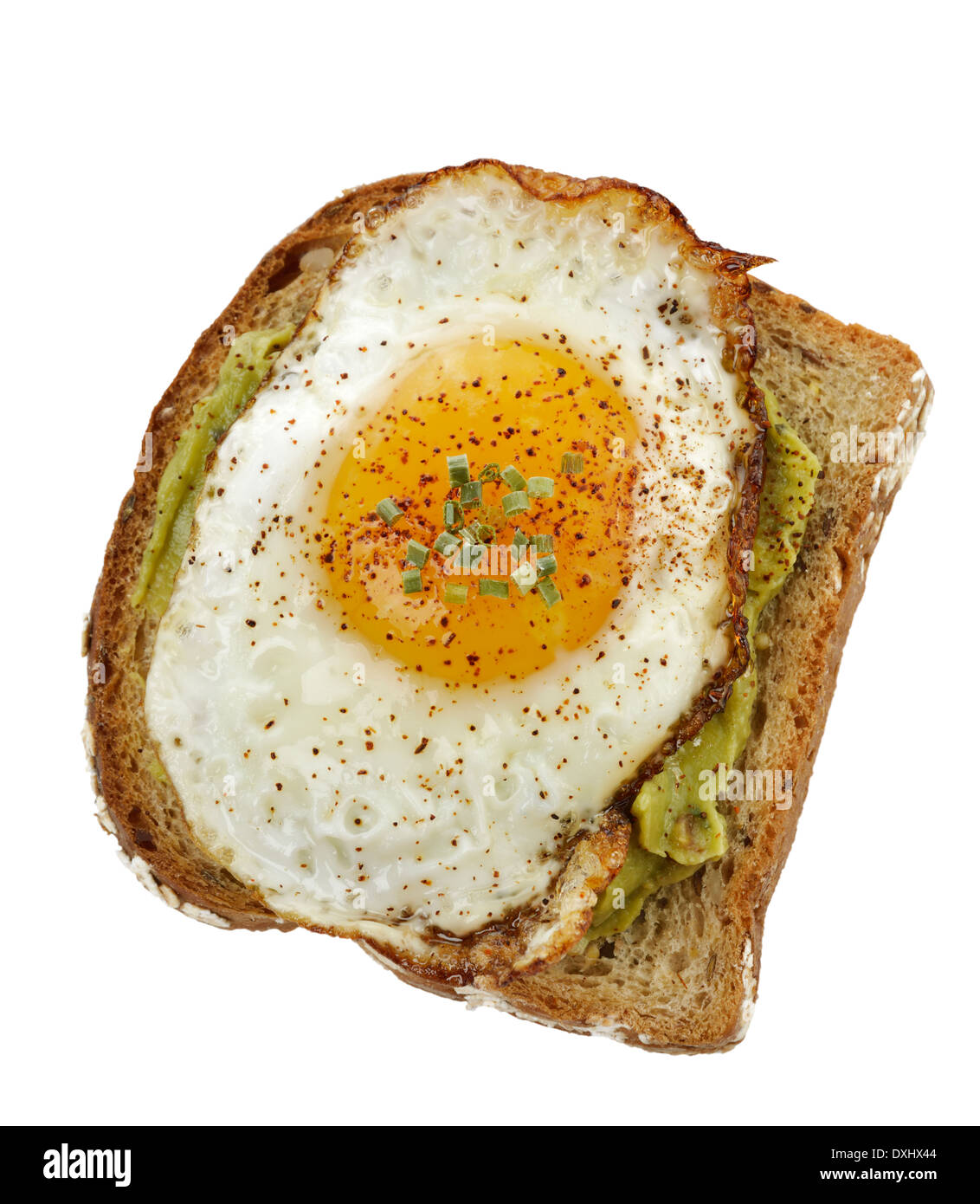 Gesundes Frühstück. Avocado-Toast mit Spiegelei, Isolated On White Stockfoto