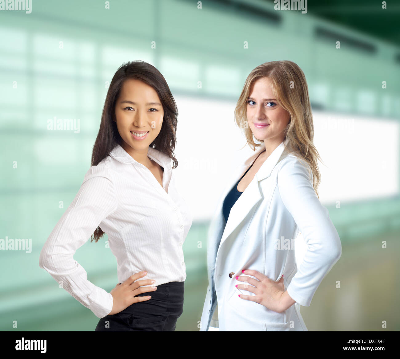 Zwei zuversichtlich Geschäftsfrau, die lächelnd im Büro Stockfoto