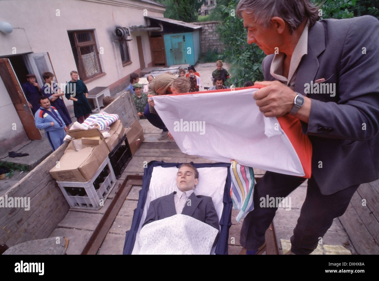 Vater ersetzt den Deckel des Sarges seines Sohnes außerhalb eines Krankenhauses in Tiraspol, Transnistrien während der 1992 Krieg Transnistrien. Stockfoto