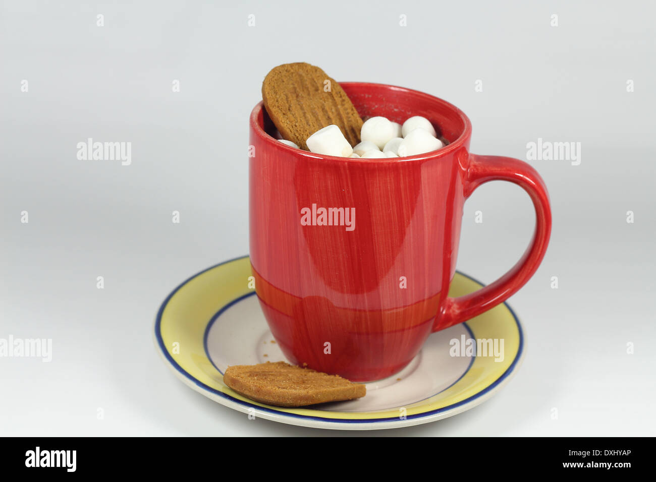 Heißer Kakao mit Marshmallows und Cookies in eine rote Tasse Stockfoto