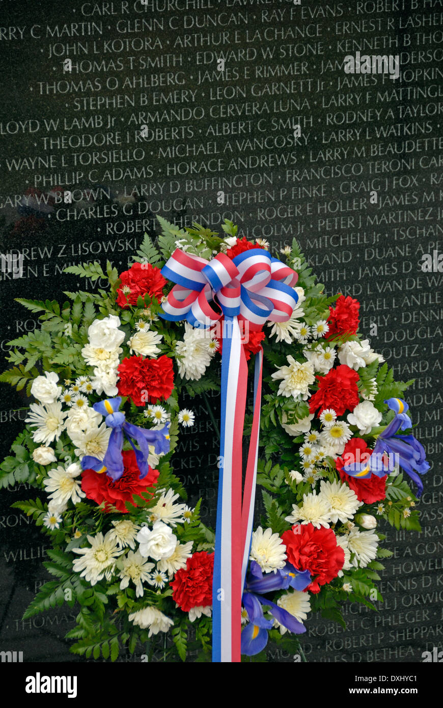Kranz angebracht an der Wand des Vietnam Veterans Memorial in Washington, DC. Stockfoto