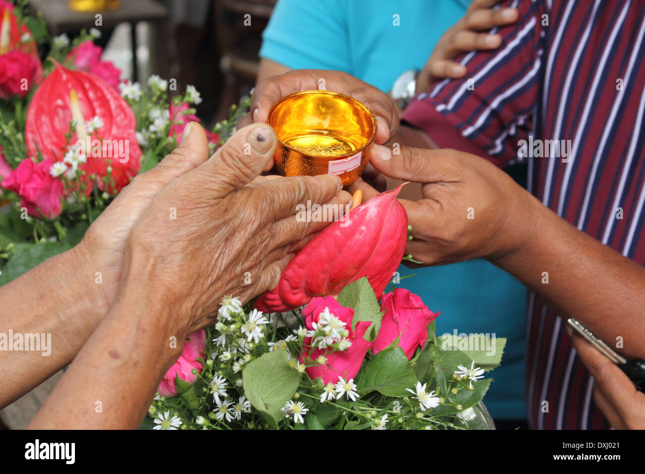 Gießen Sie Wasser auf den Händen der verehrten ältesten und bitten um Segen in Songkran Festival Tradition von thailand Stockfoto
