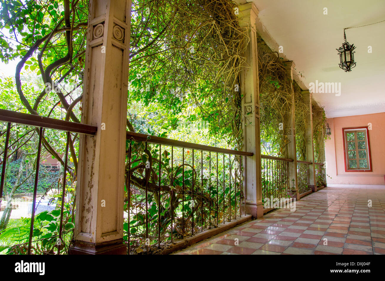 Außen Korridor auf einer spanischen Hacienda in Ecuador Stockfoto