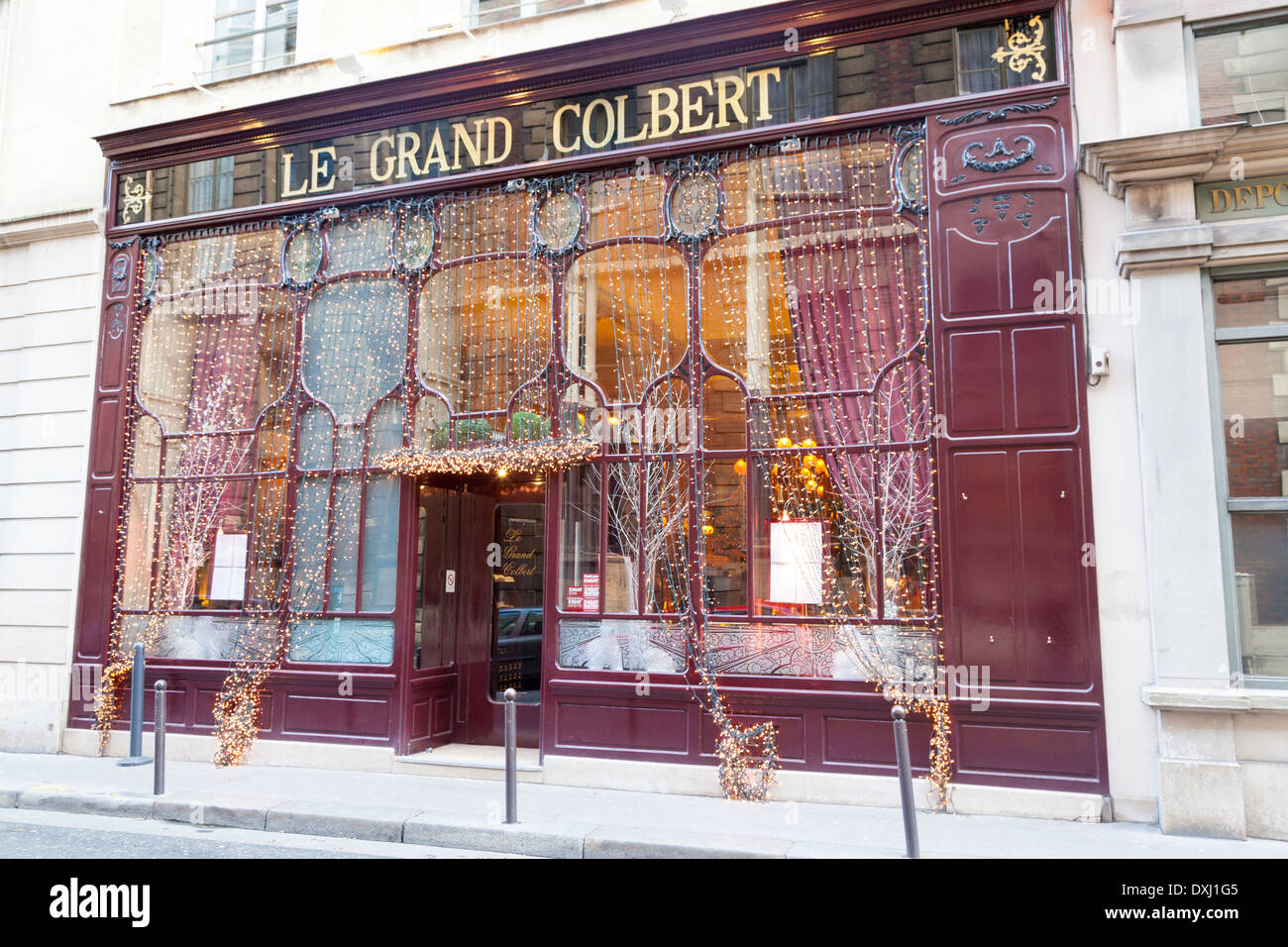 Weihnachtsschmuck im Außenbereich des Restaurants Le Grand Colbert, Paris, Frankreich Stockfoto