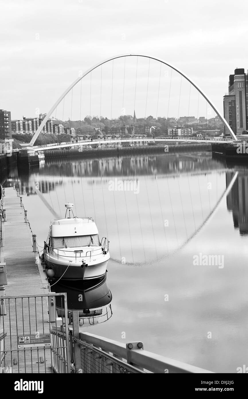 Reflexionen in den Fluss Tyne mit Gateshead Millennium Bridge von Kai Newcastle Upon Tyne England Vereinigtes Königreich UK Stockfoto