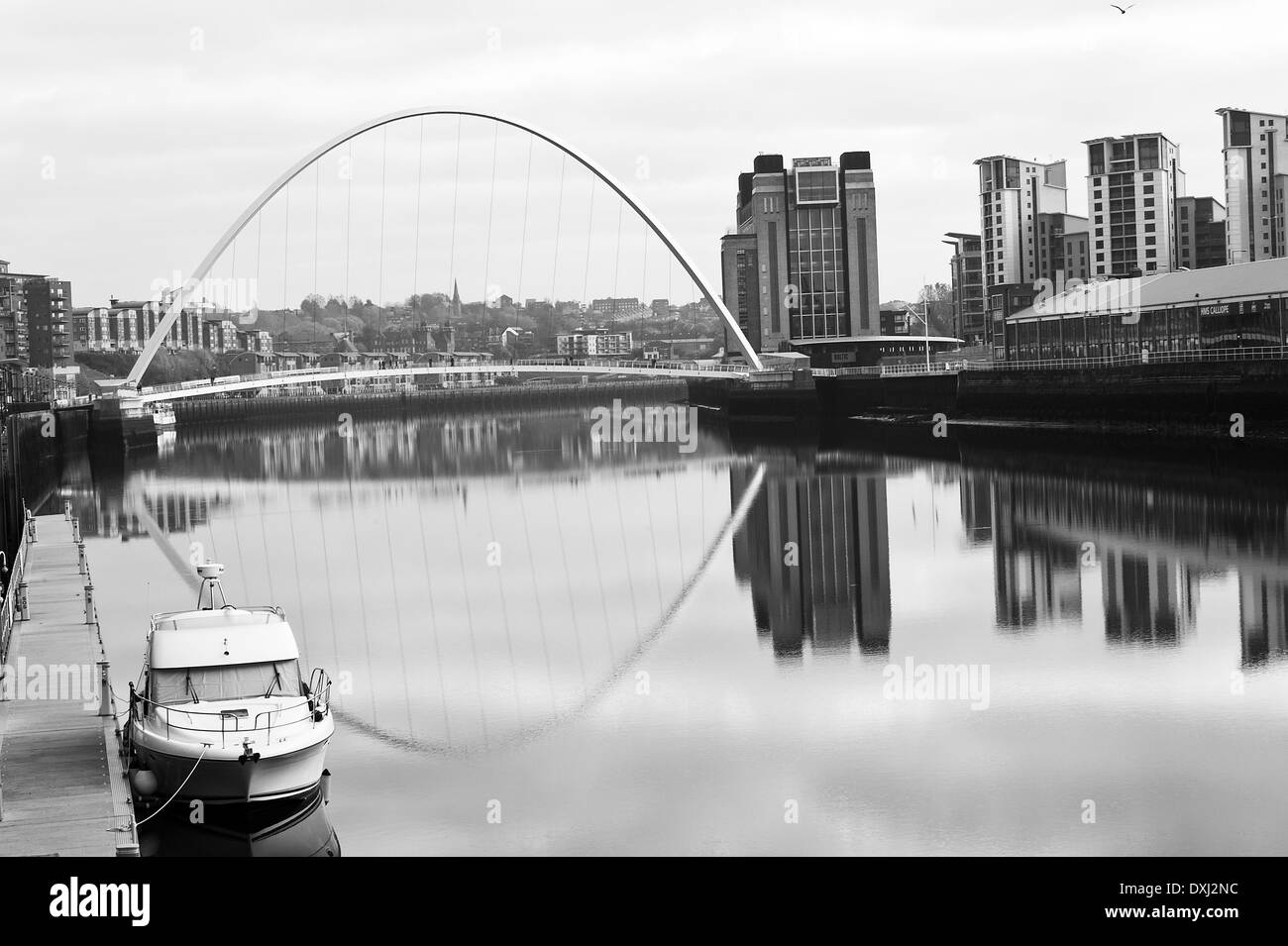 Reflexionen in den Fluss Tyne mit Gateshead Millennium Bridge von Kai Newcastle Upon Tyne England Vereinigtes Königreich UK Stockfoto