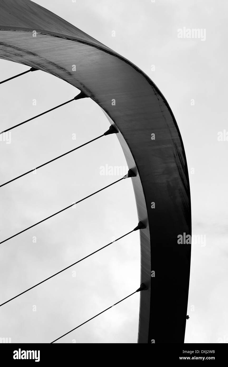 Reflexionen in den Fluss Tyne mit Gateshead Millennium Bridge von Kai Newcastle Upon Tyne England Vereinigtes Königreich UK Stockfoto