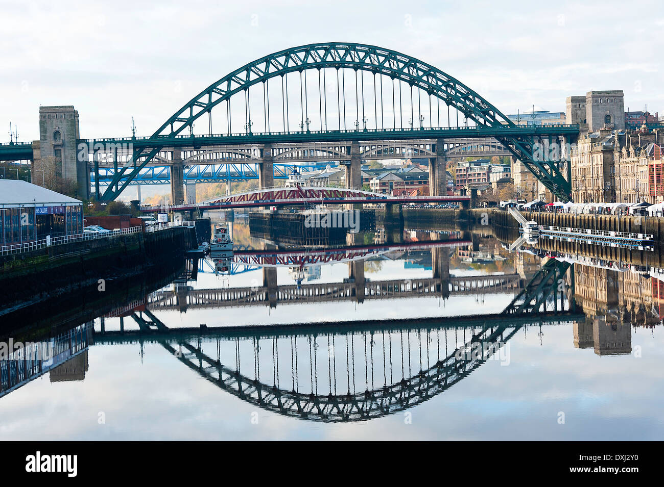 Spiegelbild Reflexionen der Tyne und Drehbrücken in Fluss Tyne Newcastle Quayside England Vereinigtes Königreich UK Stockfoto
