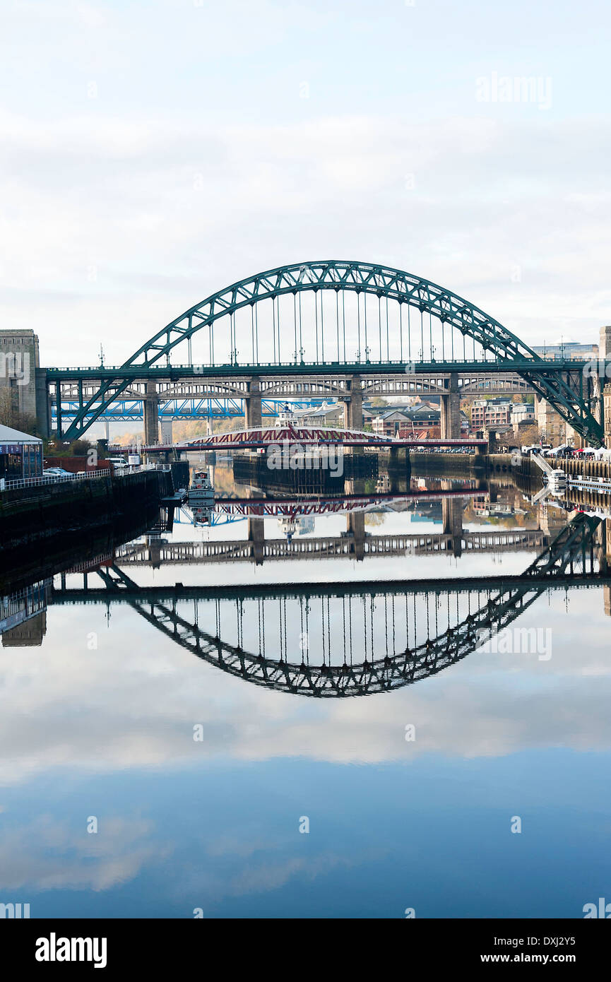 Spiegelbild Reflexionen der Tyne und Drehbrücken in Fluss Tyne Newcastle Quayside England Vereinigtes Königreich UK Stockfoto