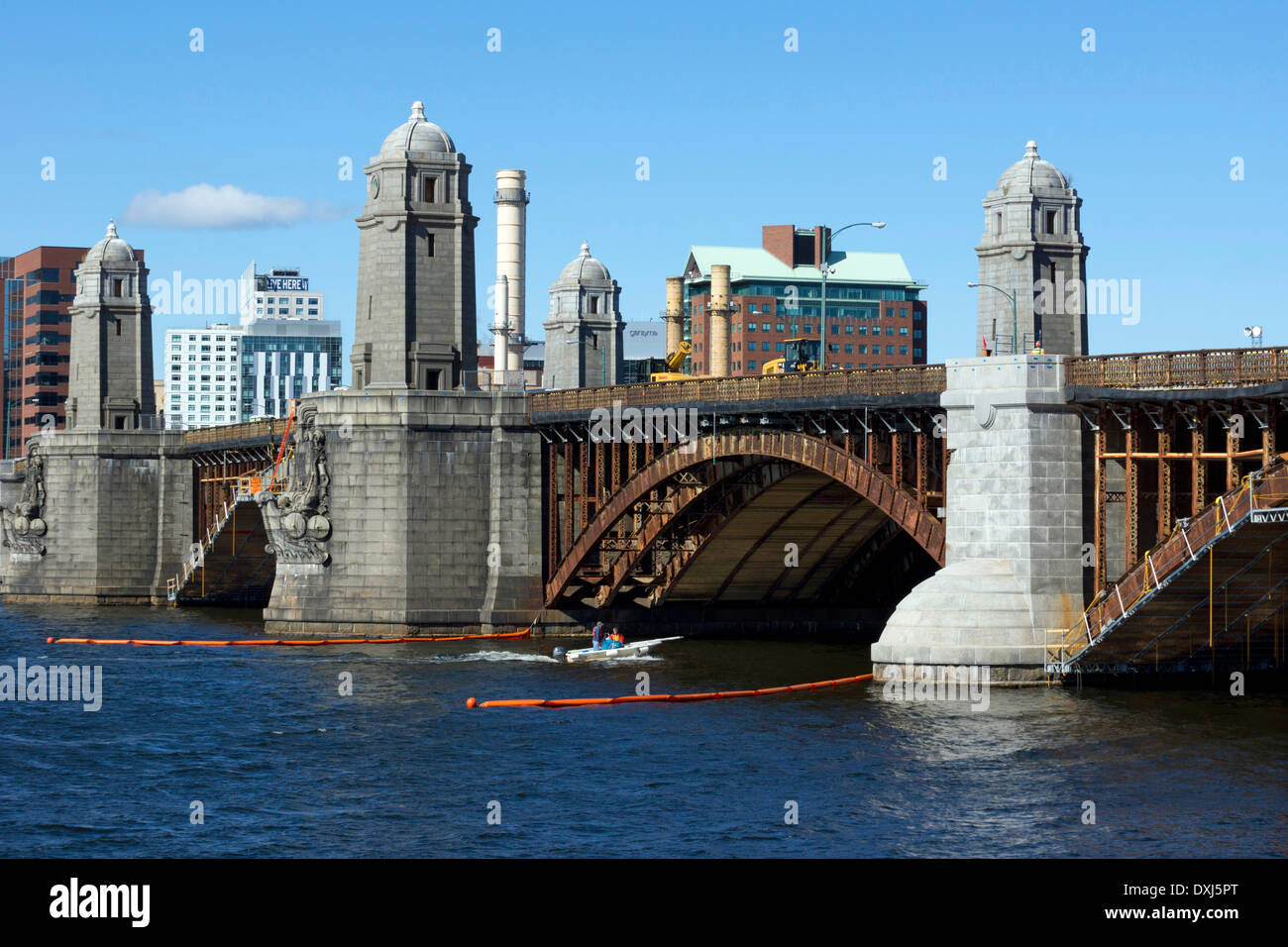 Ein kleines Boot geht unter die Longfellow Bridge über den Charles River in Boston, Massachusetts, USA Stockfoto