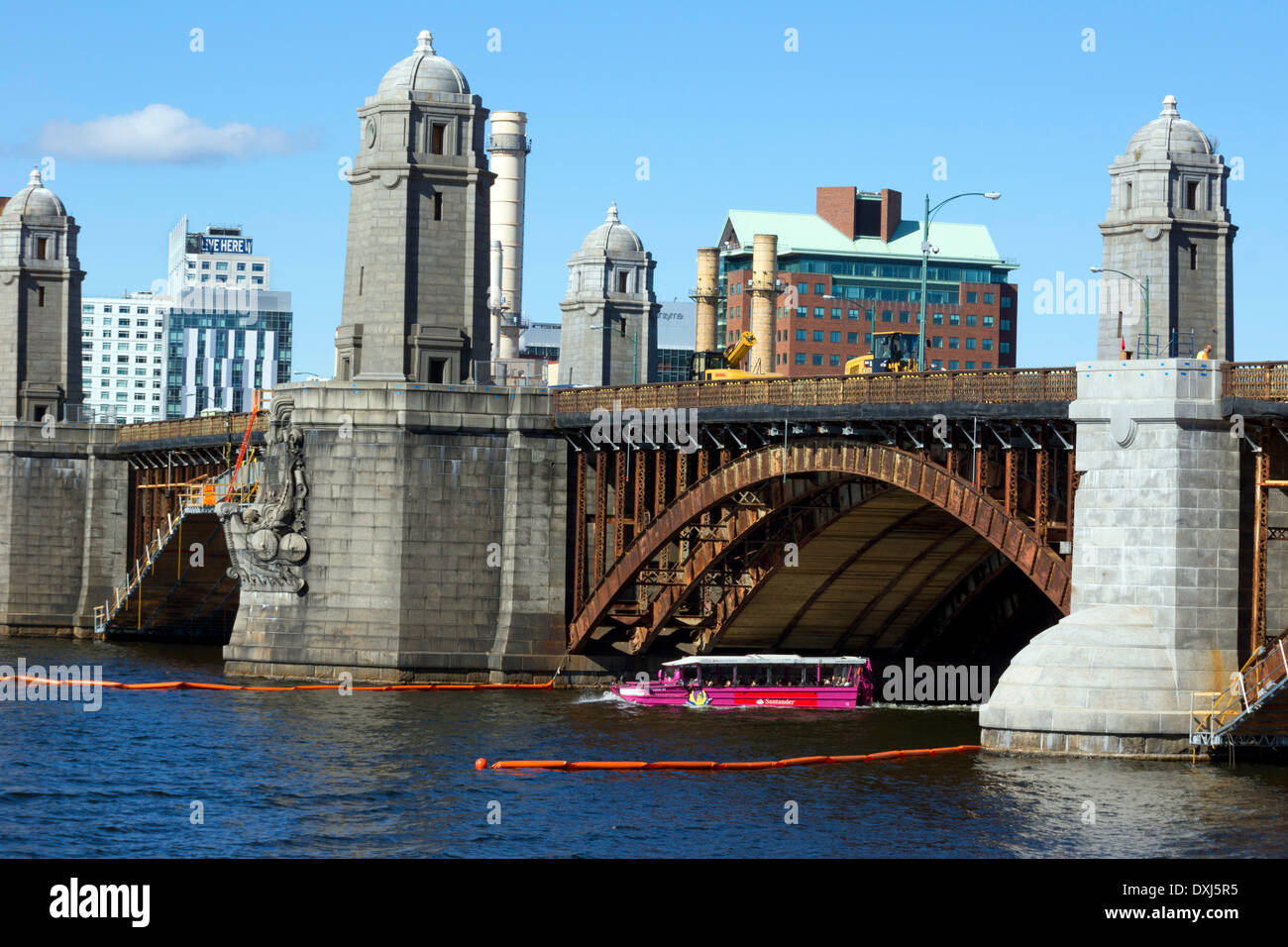 Eine amphibische touristischen Handwerk entstehen unter die Longfellow Bridge über den Charles River in Boston, Massachusetts, USA Stockfoto