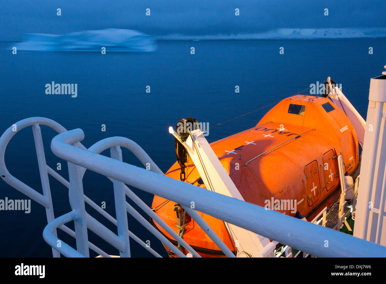 Die antarktische Halbinsel vom Deck der Akademik Sergey Vavilov, verstärkt ein Eis Schiff bei einer Expedition in die Antarktis, in der Dämmerung. Stockfoto