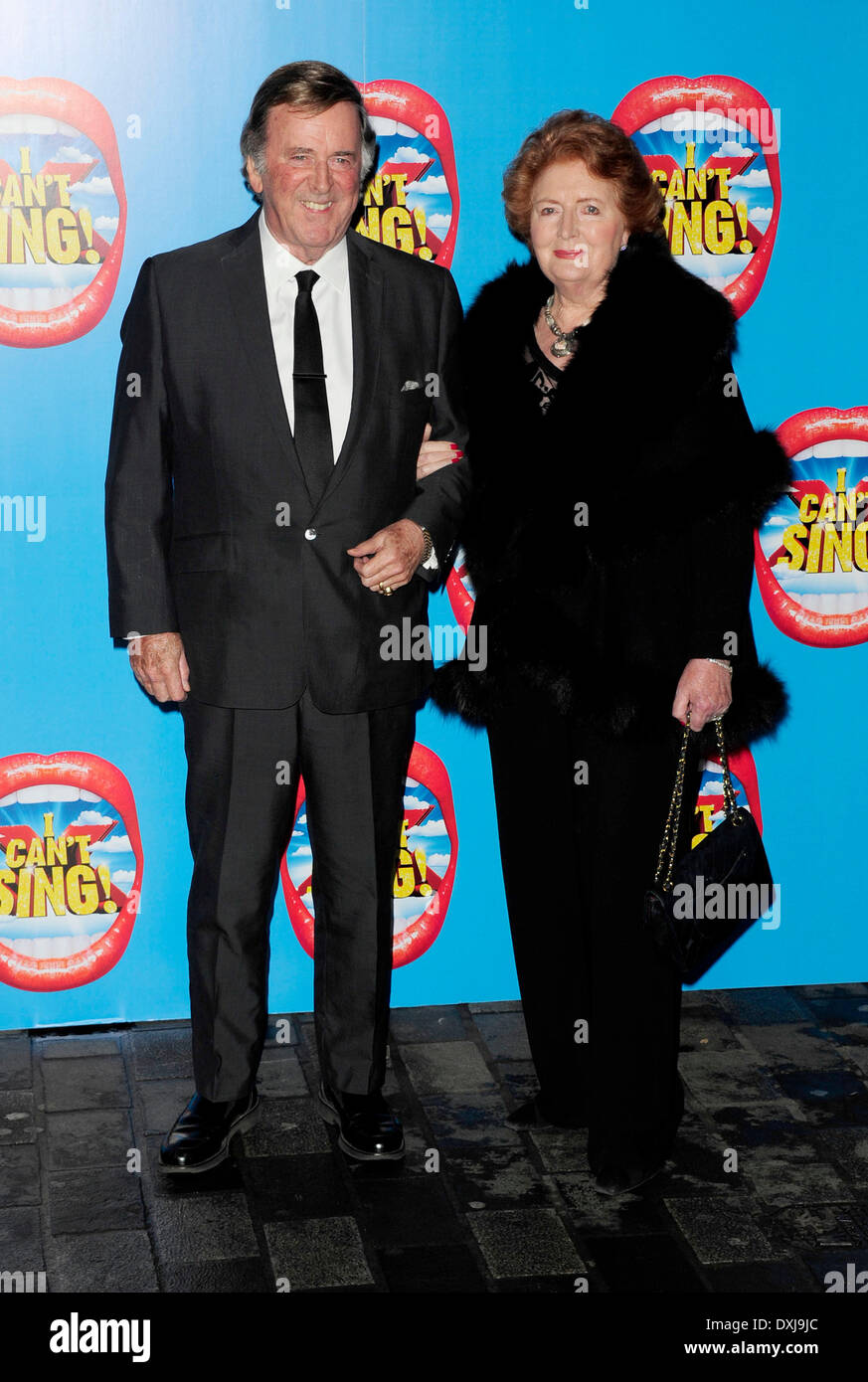 London, UK. 26. März 2014. Sir Terry Wogan & Frau besucht die Premiere von I can't Sing! Der X-Faktor-Musical von Harry Hill und Steve Brown im London Palladium 26.03.14. Bildnachweis: Peter Phillips/Alamy Live-Nachrichten Stockfoto