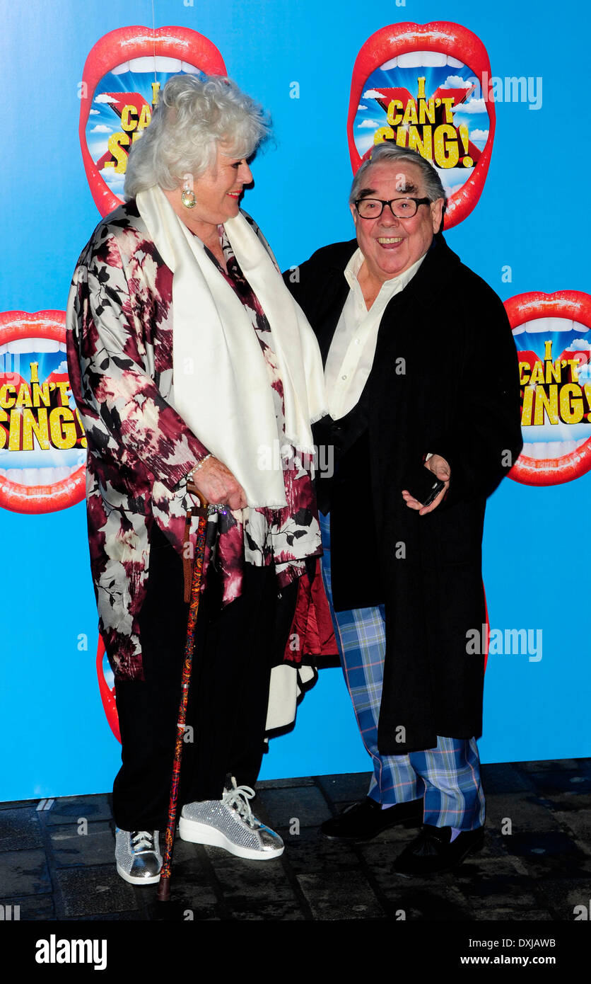 London, UK. 26. März 2014. Ronnie Corbett besucht die Premiere von I can't Sing! Der X-Faktor-Musical von Harry Hill und Steve Brown im London Palladium 26.03.14. Bildnachweis: Peter Phillips/Alamy Live-Nachrichten Stockfoto