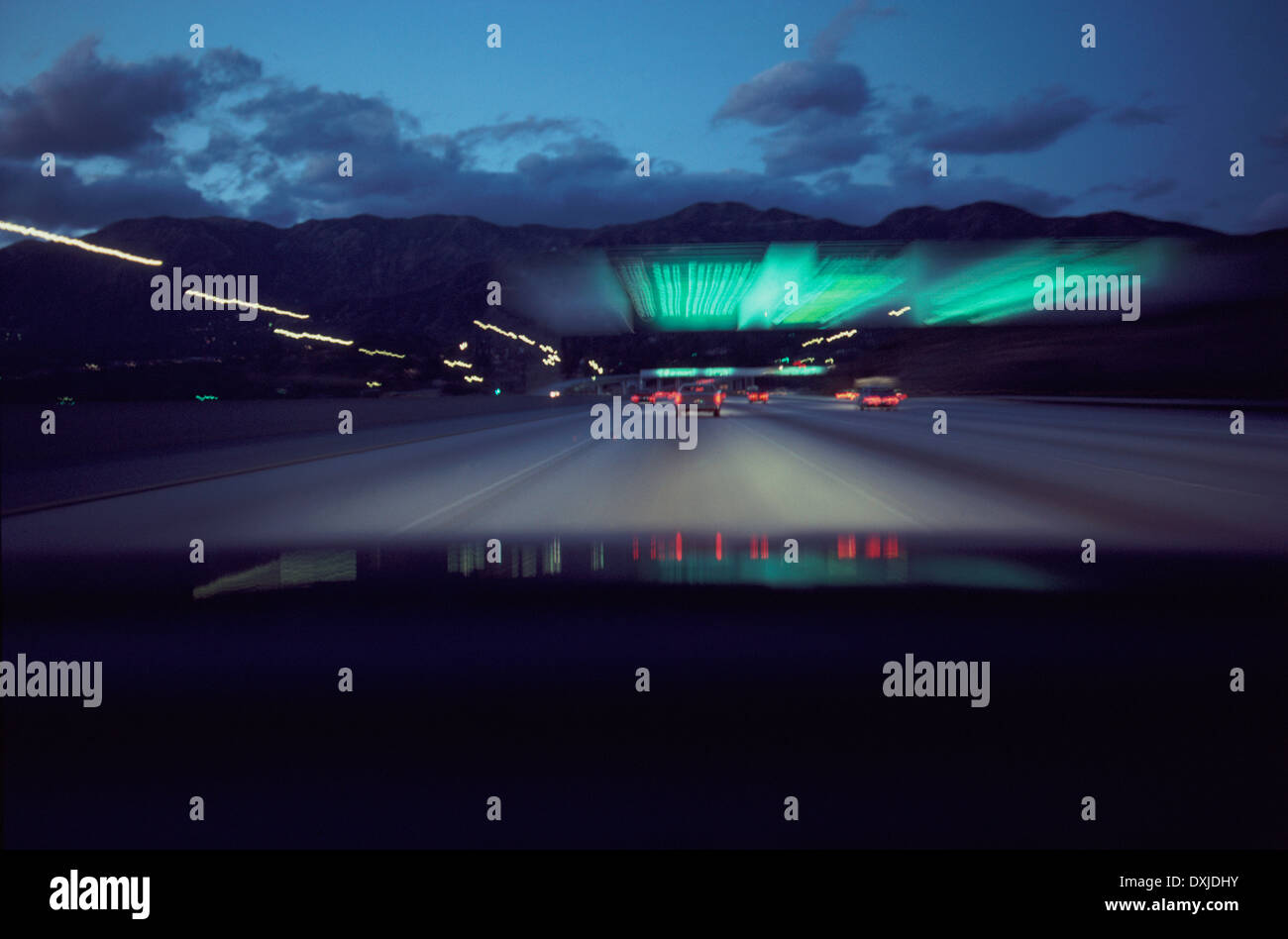 USA-Kalifornien-Verkehr auf der Autobahn in der Nähe von Los Angeles (Bewegungsunschärfe) Stockfoto