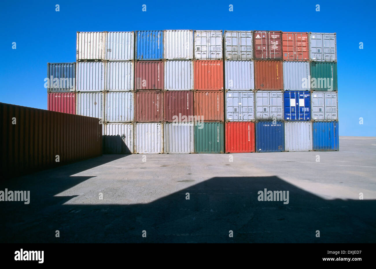 Reihe von Containern im Hafen Stockfoto