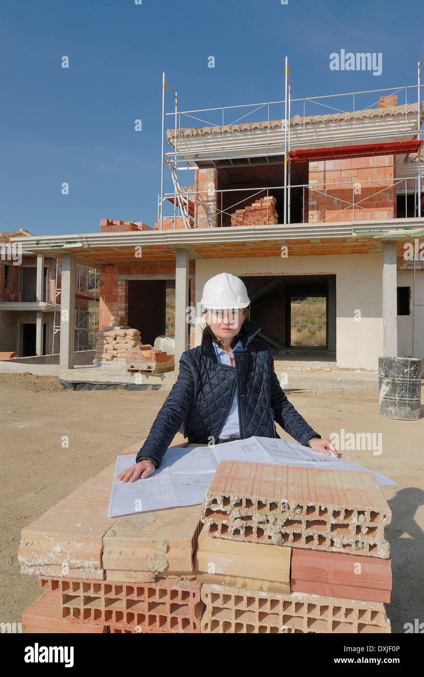 Architektin auf Baustelle Blick auf Plan-Porträt Stockfoto