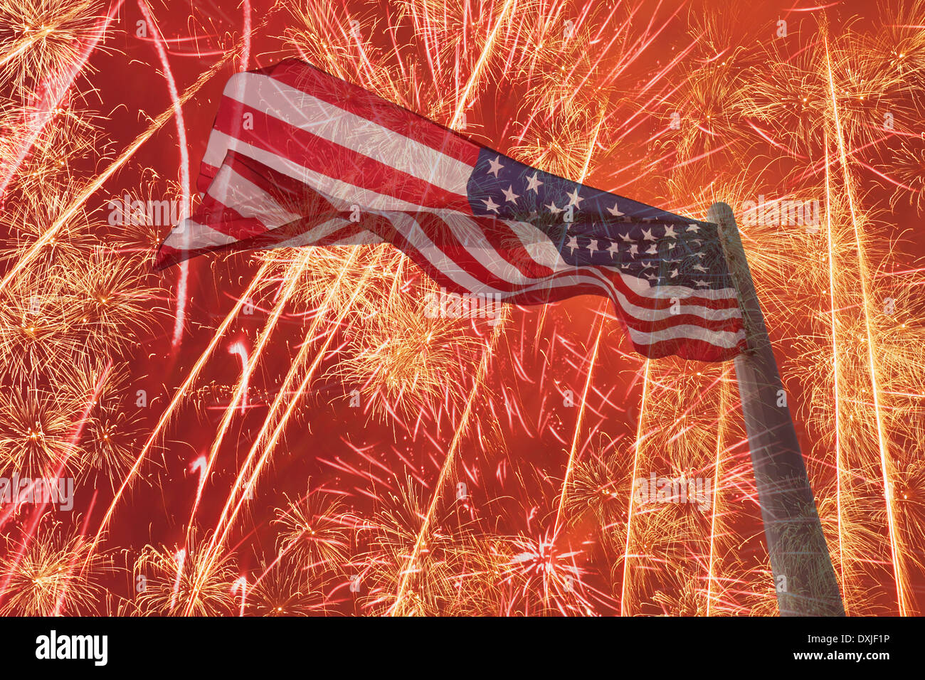 Independence Day-Hintergrund mit USA Flagge über Feuerwerk Stockfoto