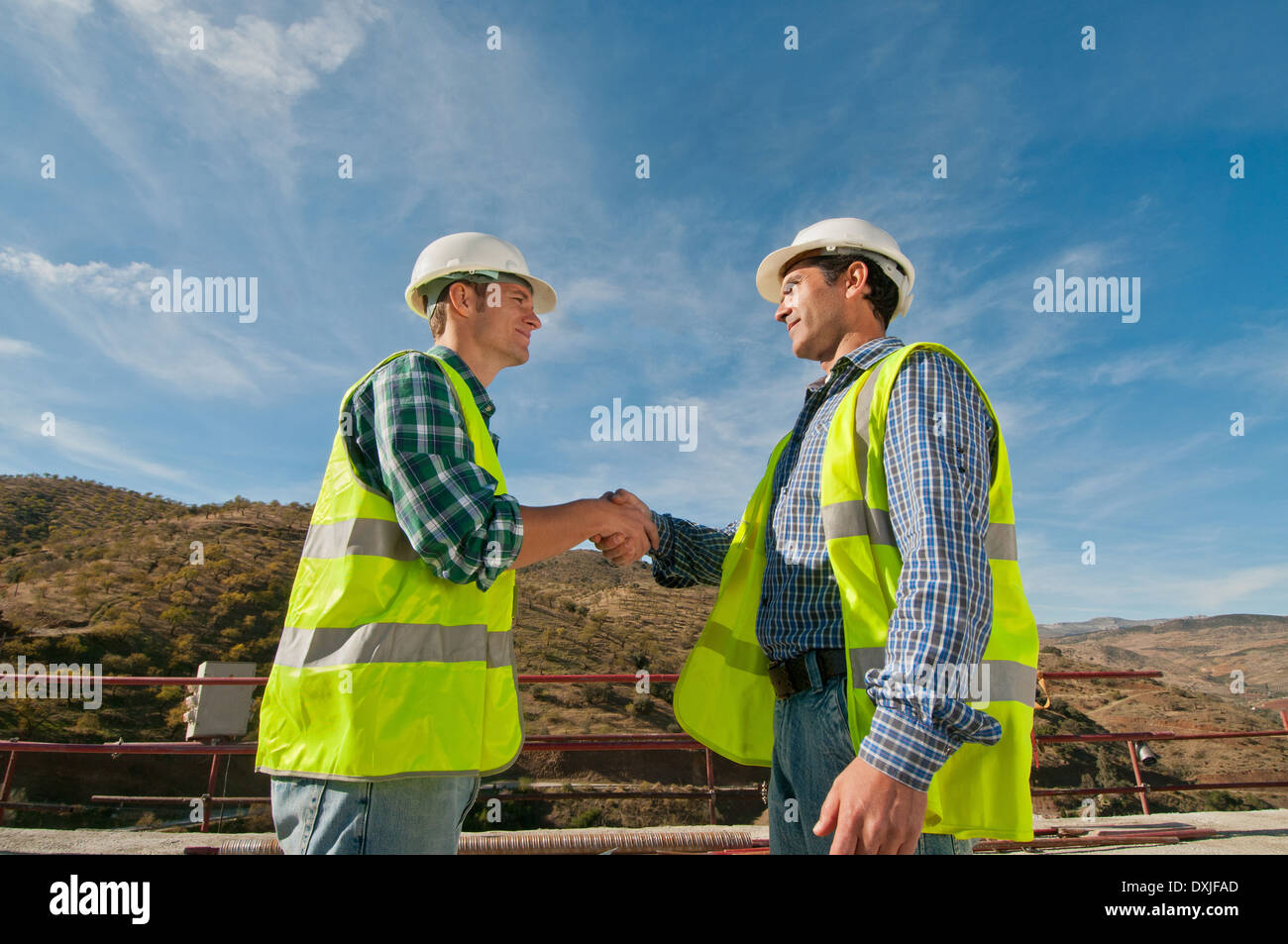 Zwei Bauingenieure Händeschütteln Stockfoto