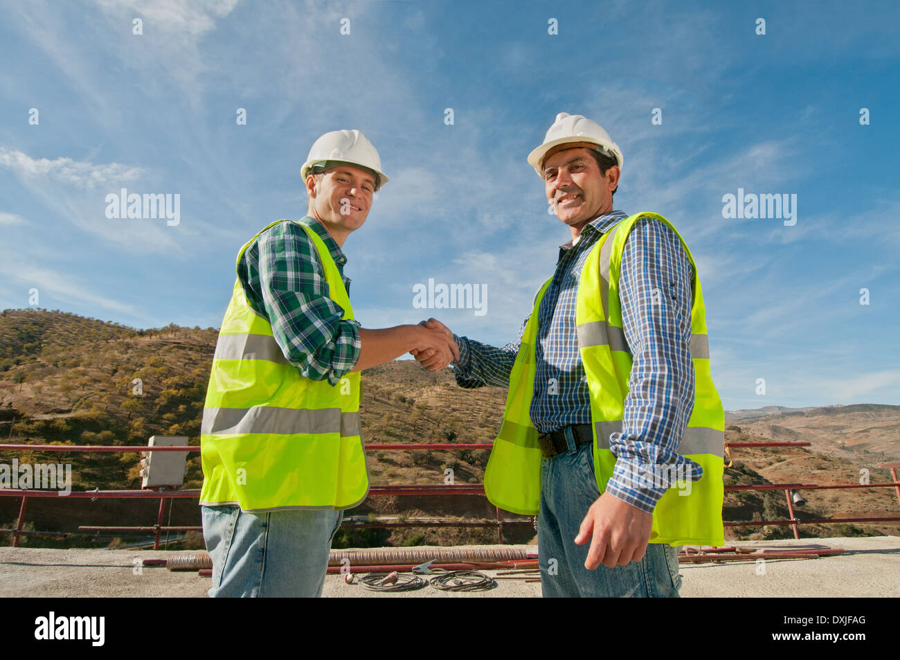 Zwei Bauingenieure Händeschütteln Stockfoto