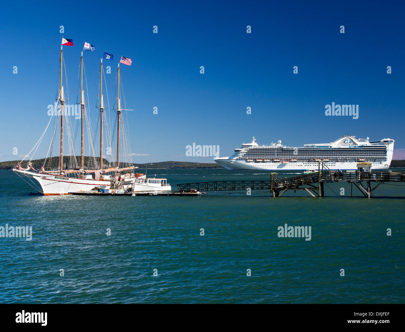 Viermastbark Margaret Todd and Cruise Liner Caribbean Princess of Bar Harbour Maine USA 4 Stockfoto