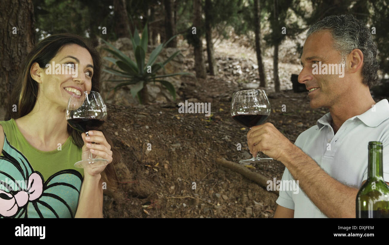 Paar, trinken Rotwein im freien setzen Stockfoto