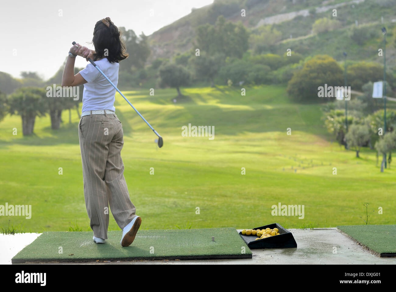 Golfspielerin am Golfplatz Rückansicht Stockfoto