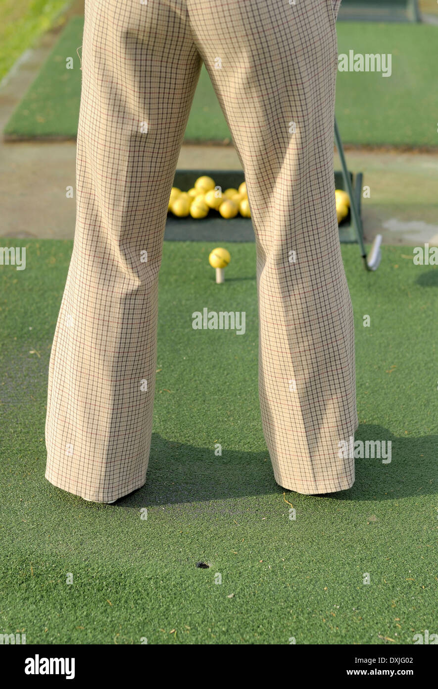 Frau üben Golf Rückansicht niedrigen Abschnitts Stockfoto