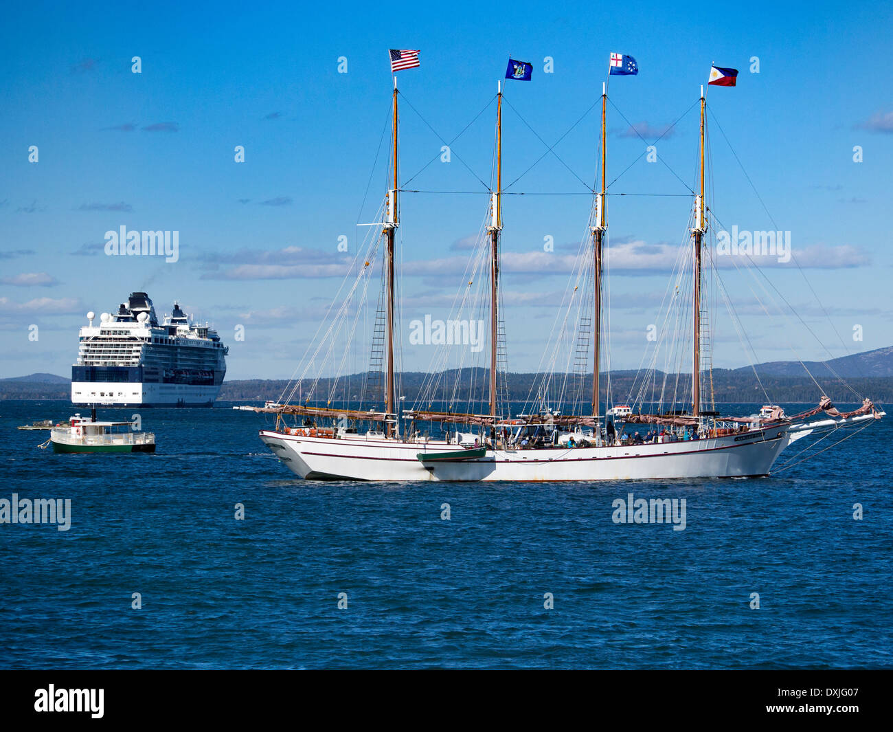 Viermastbark Margaret Todd and Cruise Liner Caribbean Princess of Bar Harbour Maine USA Stockfoto