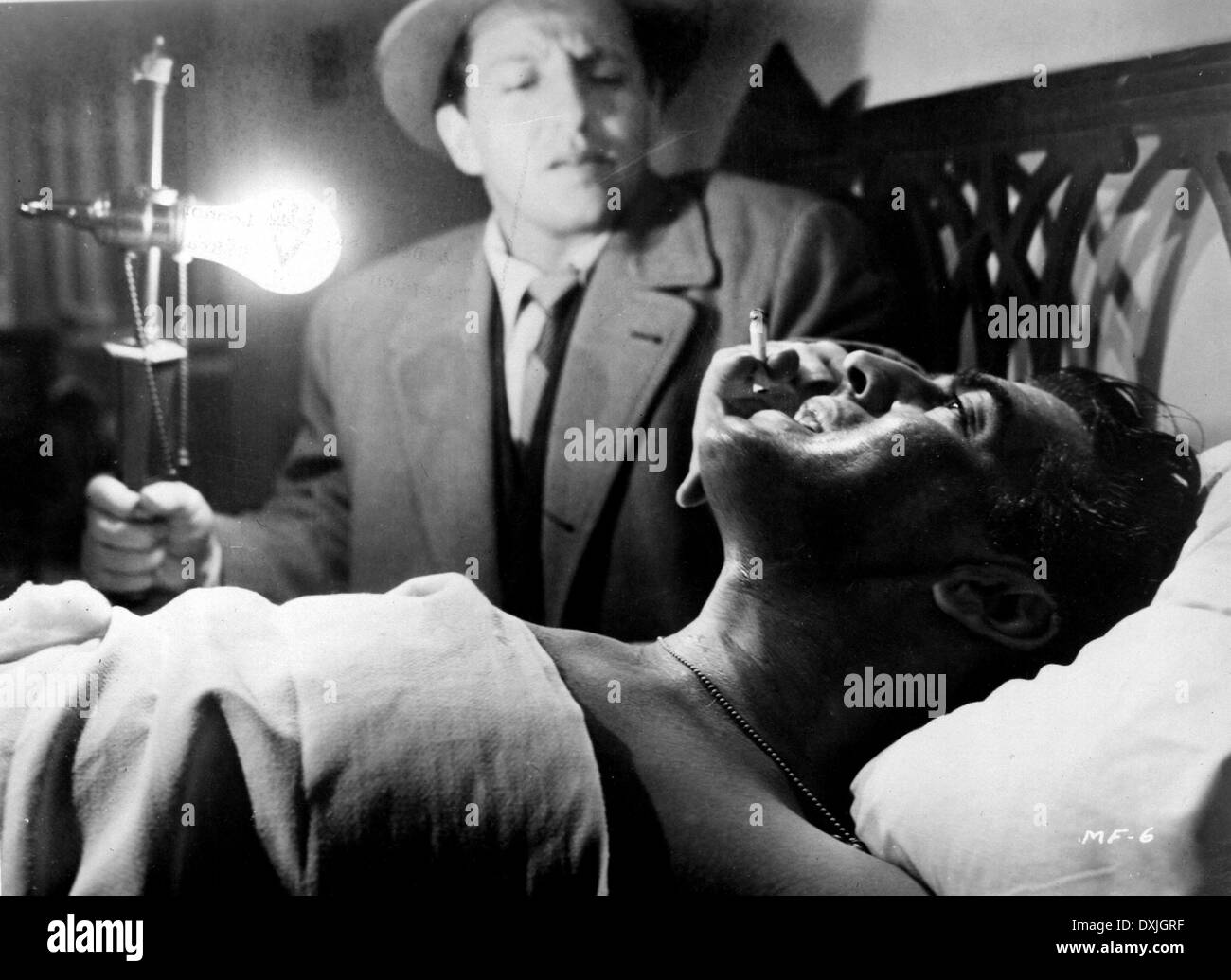 HAUS (US1951) VICTOR REIFEN IN BETT EUTHANASIE SMOK-GLÜCKSSPIEL Stockfoto