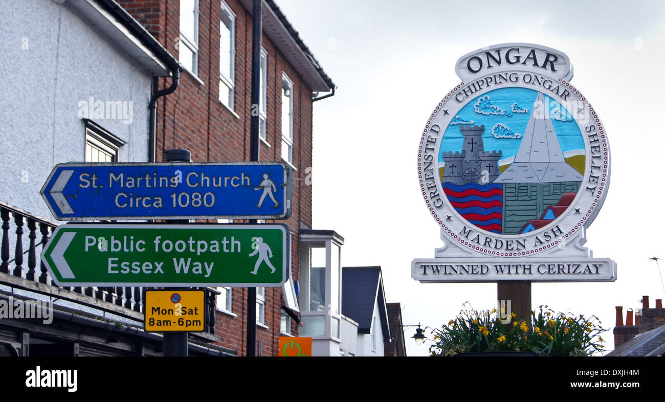 Ortsschild mit Wappen zeigt Schloss und Kirche Chipping Ongar, Essex, England Stockfoto