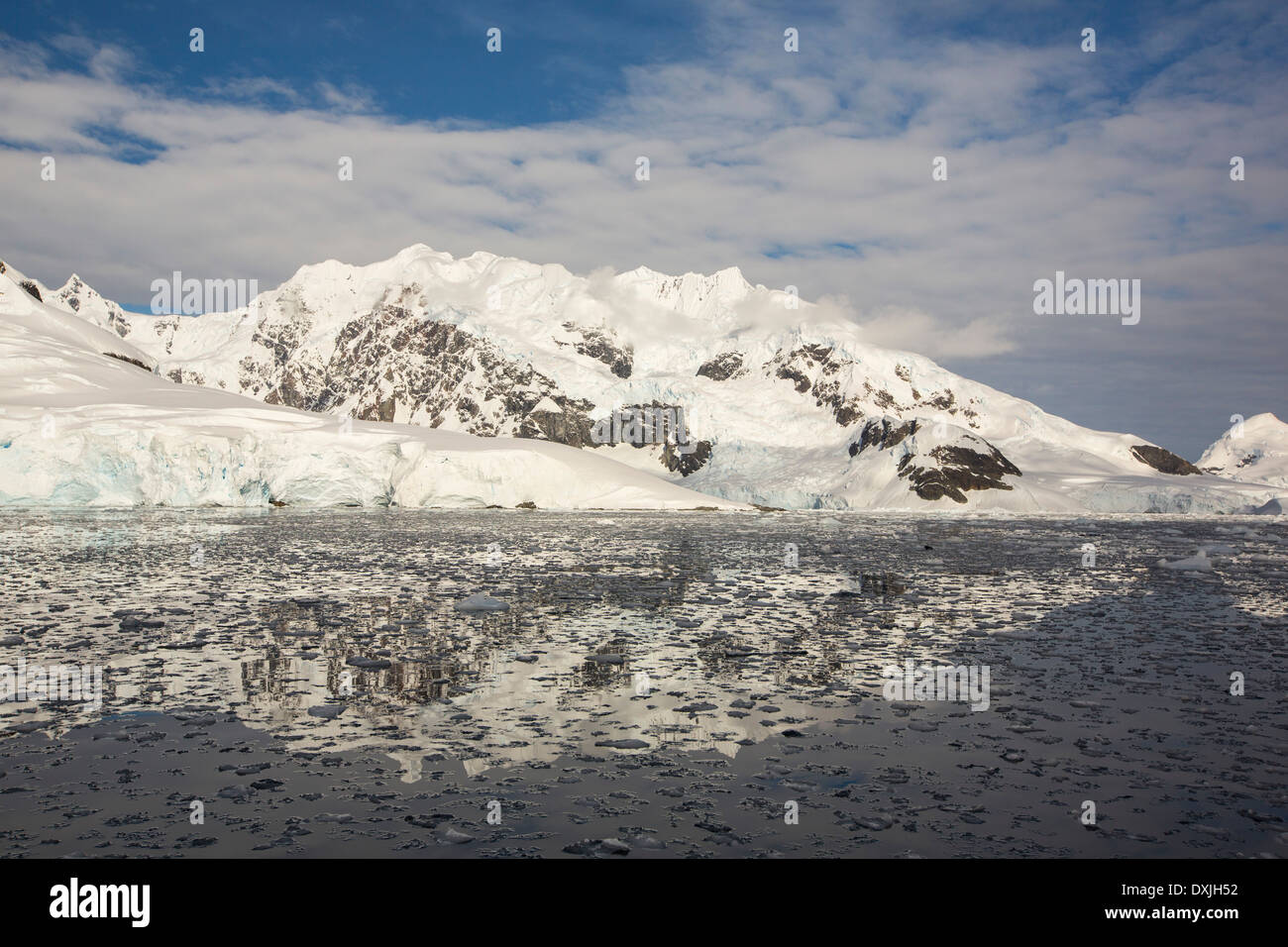 Atemberaubende Küstenlandschaft unter Mount Walker in Paradise Bay von Graham Land auf der antarktischen Halbinsel. Stockfoto