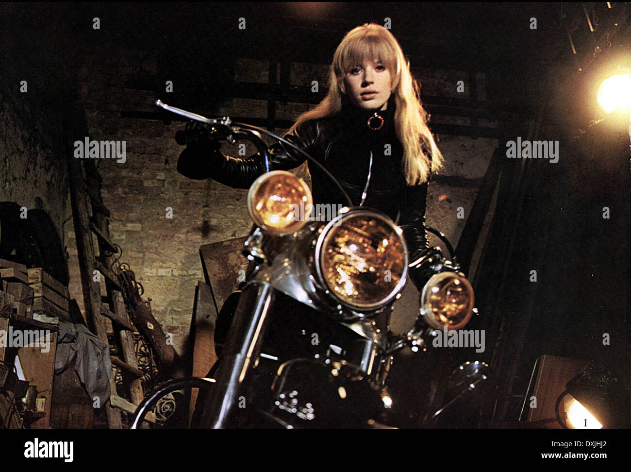 MÄDCHEN AUF EINEM MOTORRAD Stockfoto