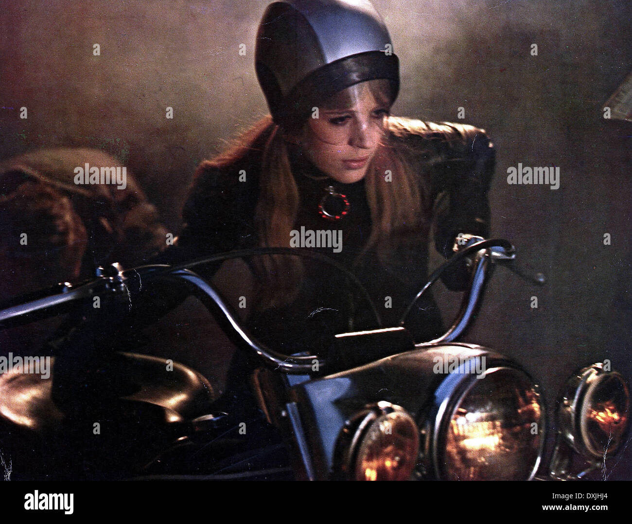 MÄDCHEN AUF EINEM MOTORRAD Stockfoto