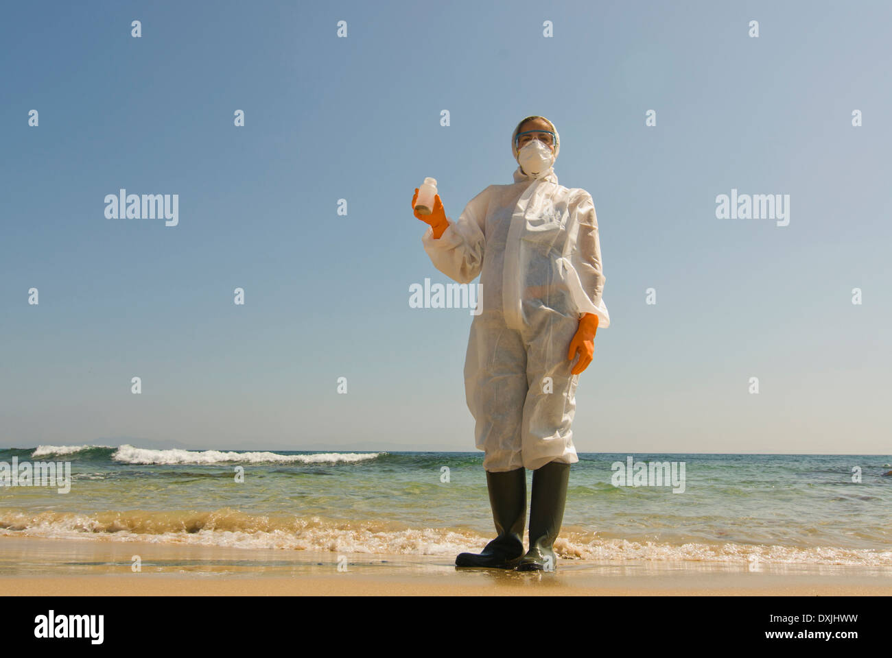 Frau in Ganzkörper-Schutzkleidung am Strand Stockfoto