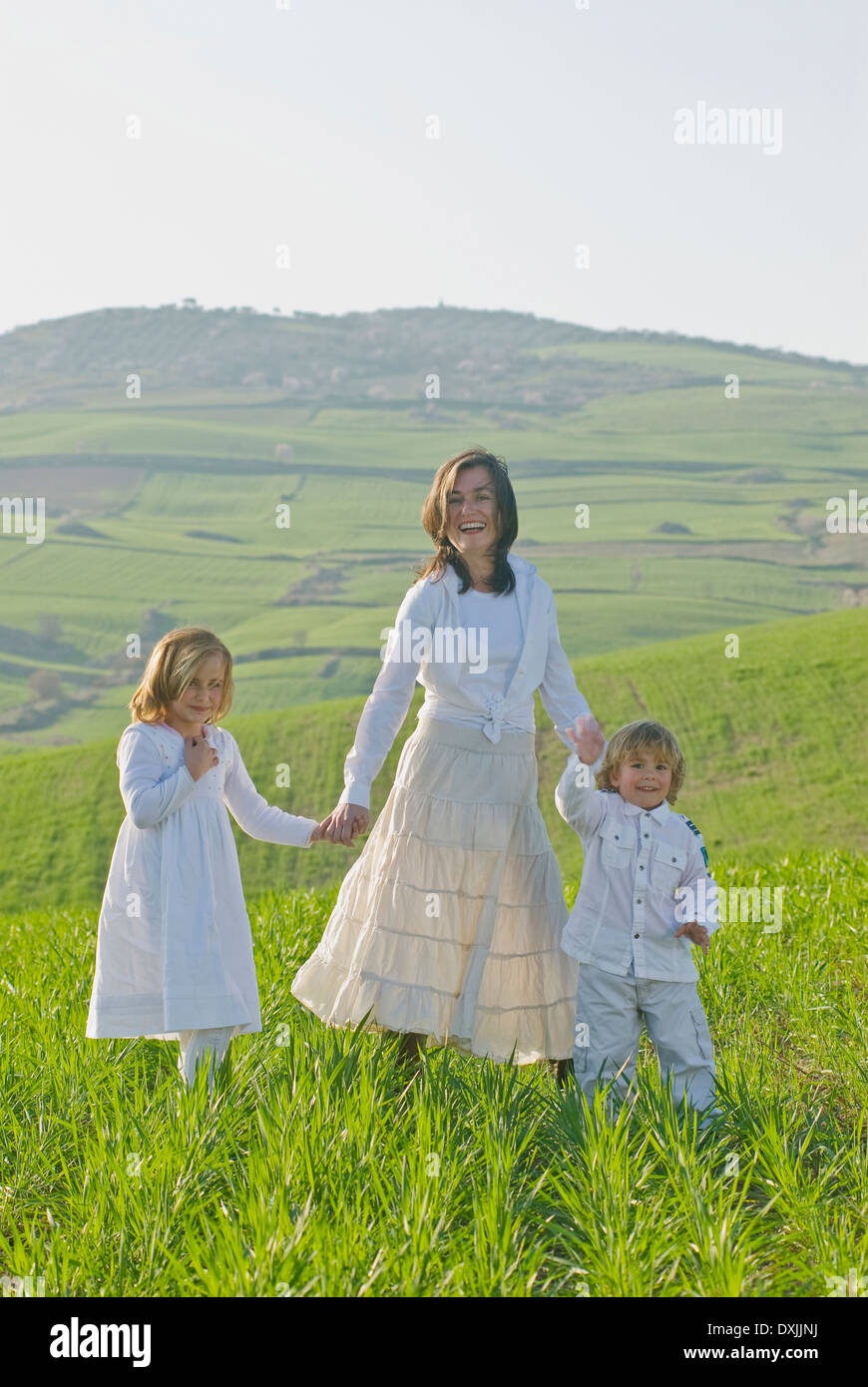 Happy Family im grünen Feldern Stockfoto