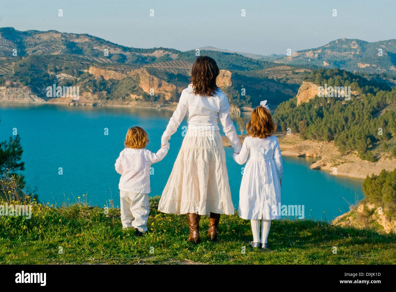 Spanien Malaga Mutter und Kinder Blick auf See hinten anzeigen Stockfoto