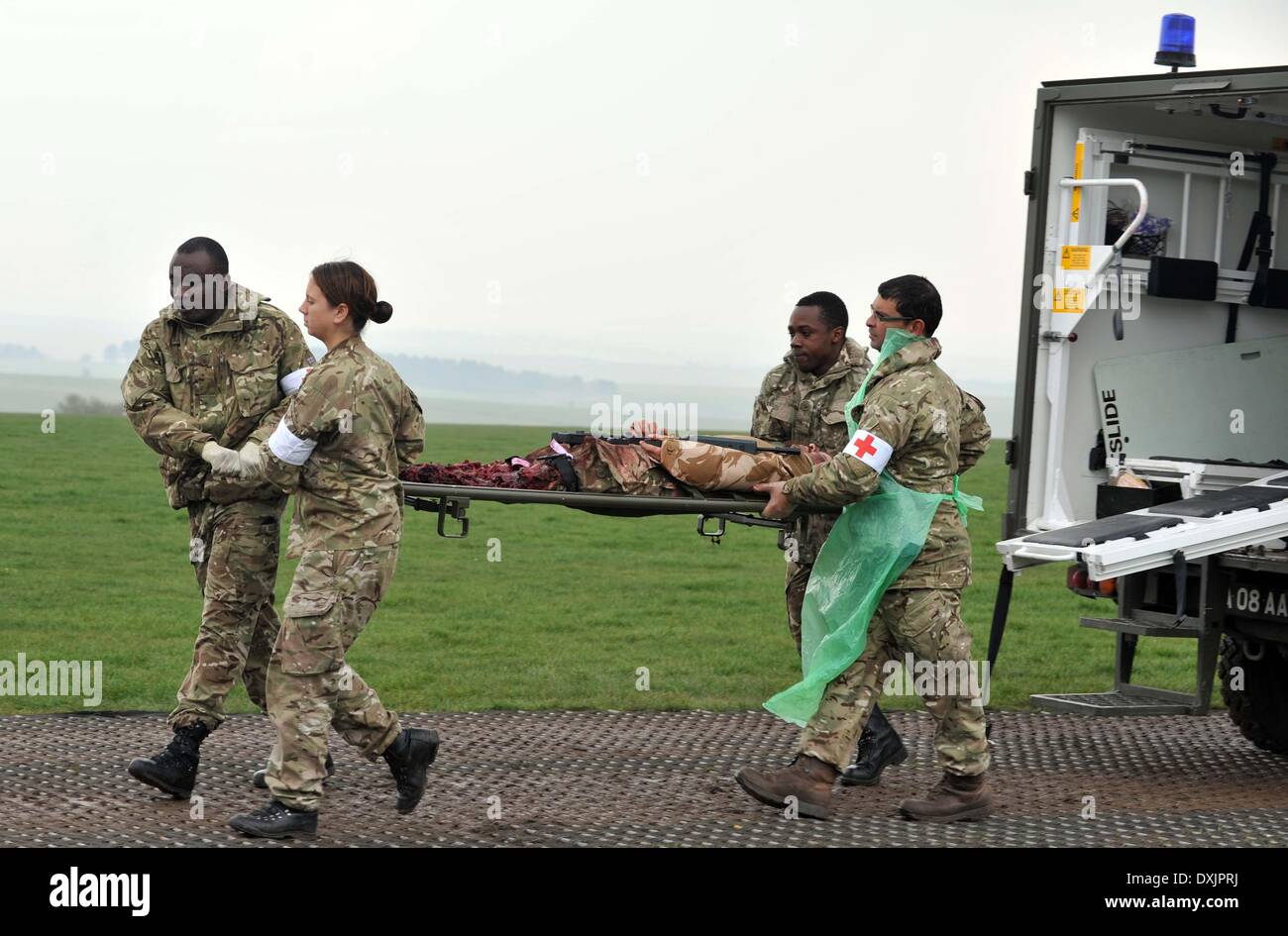 Eine vollständige Mobile tented Krankenhaus, die OP-Säle, Röntgen, MRT, Bildverstärker alle bereit für sofortige Aktion hat bei Bedarf. Diese Armee Veranstaltung in Upavon, Wiltshire zeigte der Spezialist, Kampf und Durchsetzungsfähigkeit der "Force Truppe Befehle" und seine Fähigkeit, Kapazität, Kontingenz und Widerstandsfähigkeit der Armee in der Zukunft. Es werden einige der neuesten Ausrüstung zur Verfügung. Die FTC hat etwa 36.000 Regular und Reserve-Soldaten unter seinem Befehl. 26. März 2014 Bild von Geoff Moore/Dorset-Medienservice Stockfoto