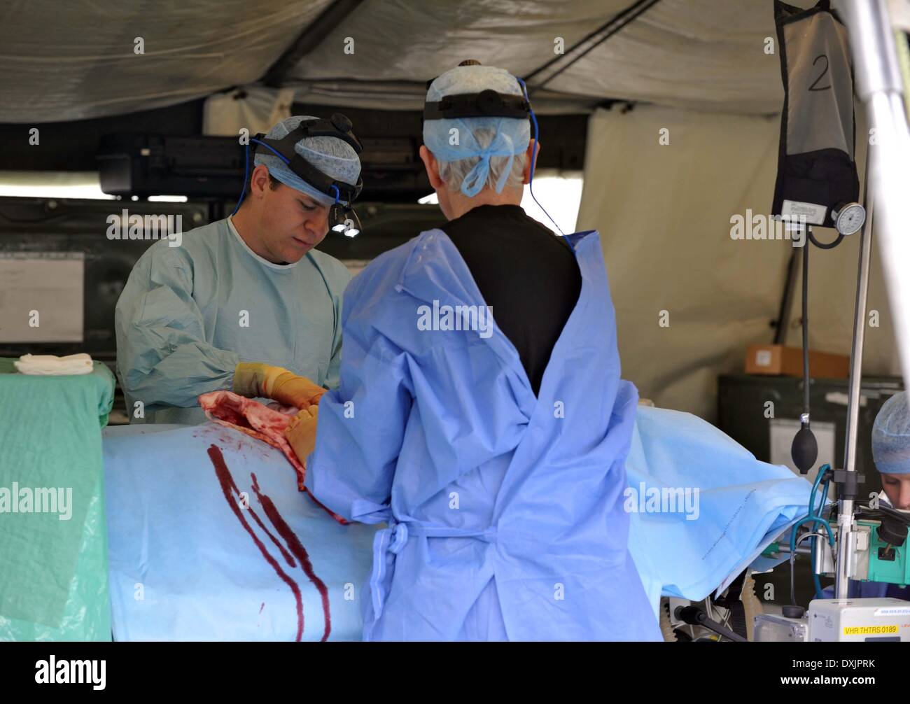 Eine vollständige Mobile tented Krankenhaus, die OP-Säle, Röntgen, MRT, Bildverstärker alle bereit für sofortige Aktion hat bei Bedarf. Diese Armee Veranstaltung in Upavon, Wiltshire zeigte der Spezialist, Kampf und Durchsetzungsfähigkeit der "Force Truppe Befehle" und seine Fähigkeit, Kapazität, Kontingenz und Widerstandsfähigkeit der Armee in der Zukunft. Es werden einige der neuesten Ausrüstung zur Verfügung. Die FTC hat etwa 36.000 Regular und Reserve-Soldaten unter seinem Befehl. 26. März 2014 Bild von Geoff Moore/Dorset-Medienservice Stockfoto
