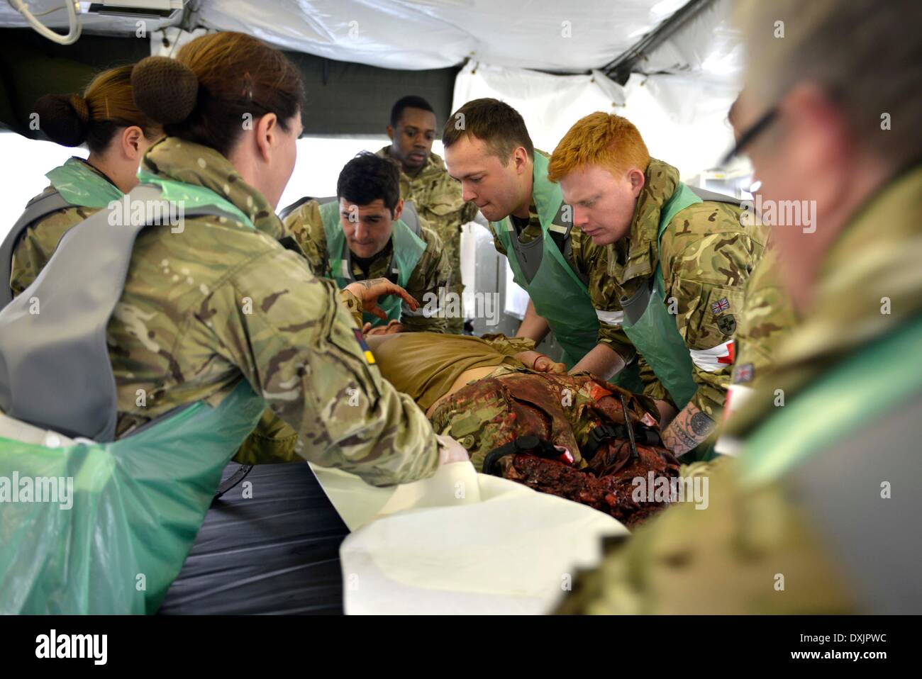 Eine vollständige Mobile tented Krankenhaus, die OP-Säle, Röntgen, MRT, Bildverstärker alle bereit für sofortige Aktion hat bei Bedarf. Diese Armee Veranstaltung in Upavon, Wiltshire zeigte der Spezialist, Kampf und Durchsetzungsfähigkeit der "Force Truppe Befehle" und seine Fähigkeit, Kapazität, Kontingenz und Widerstandsfähigkeit der Armee in der Zukunft. Es werden einige der neuesten Ausrüstung zur Verfügung. Die FTC hat etwa 36.000 Regular und Reserve-Soldaten unter seinem Befehl. 26. März 2014 Bild von Geoff Moore/Dorset-Medienservice Stockfoto