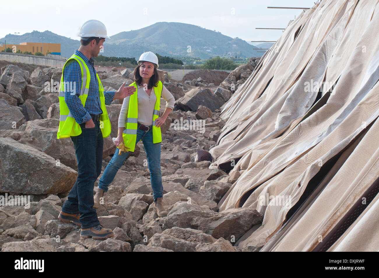 männliche und weibliche Ingenieure in Baustelle Stockfoto