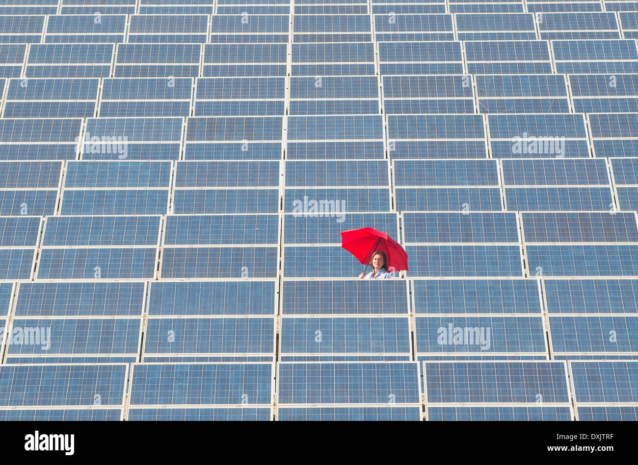 Frau mit roten Regenschirm in solar-Kraftwerk Stockfoto