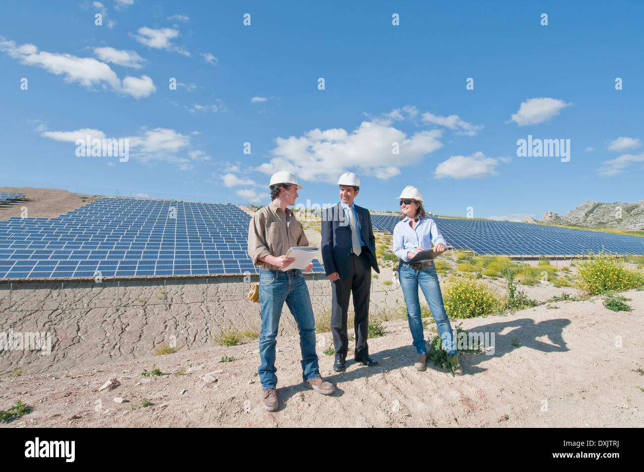 Ingenieure und Unternehmer in Solaranlage Stockfoto