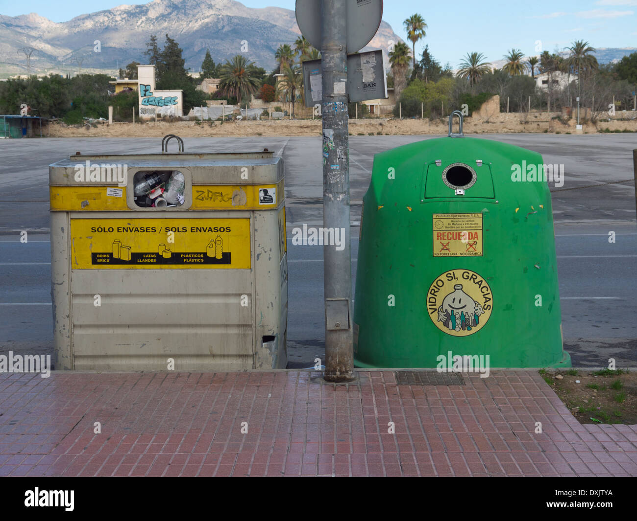 Recycling-Behälter für Kunststoffbehälter und Glasflaschen in Benidorm, Spanien. Stockfoto
