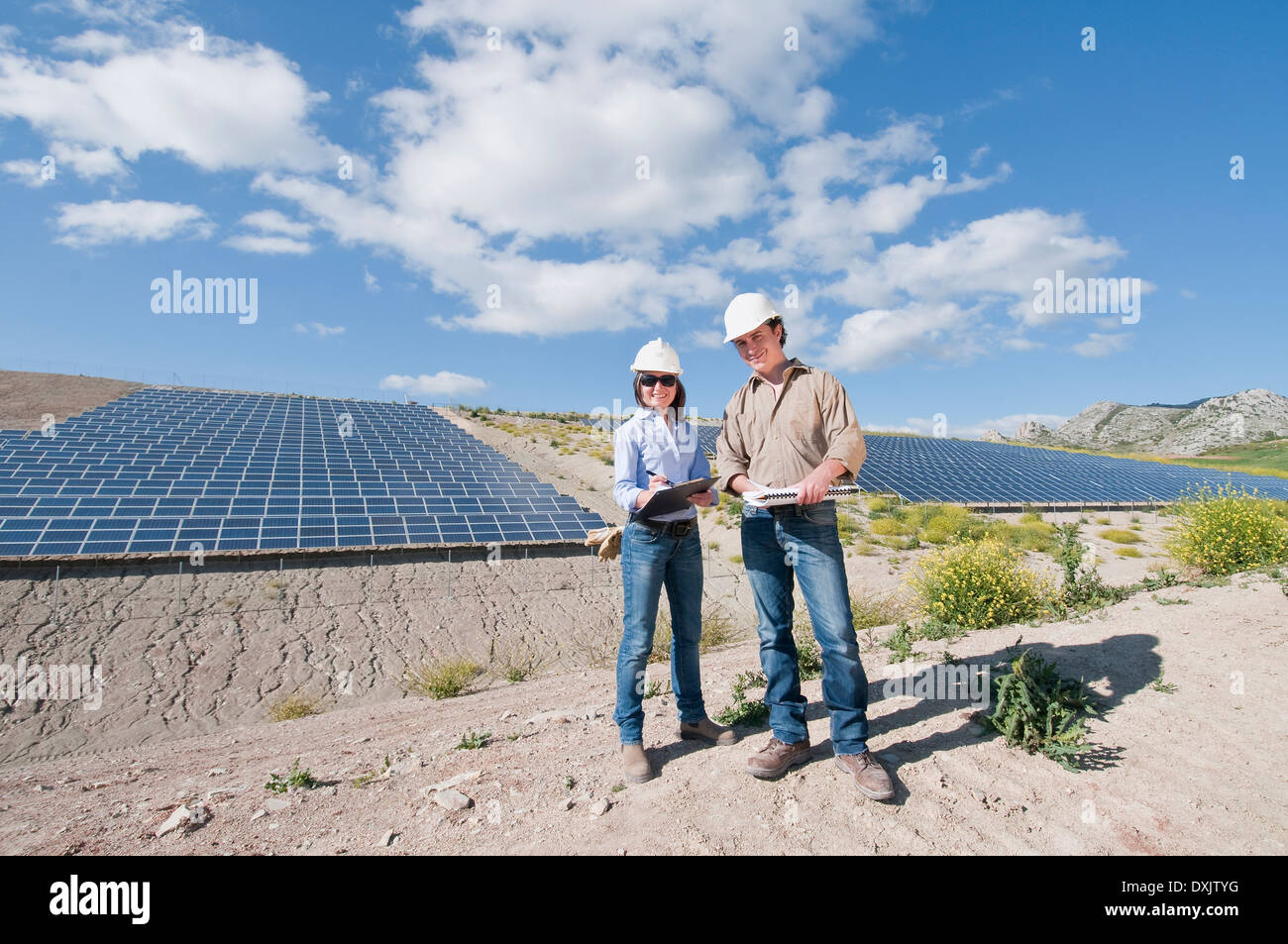 männliche und weibliche Ingenieur in Solaranlage Stockfoto