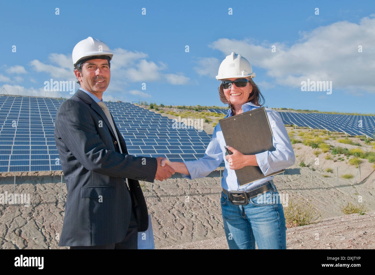 Geschäftsmann des Ingenieurs Hand in Solaranlage zu schütteln Stockfoto