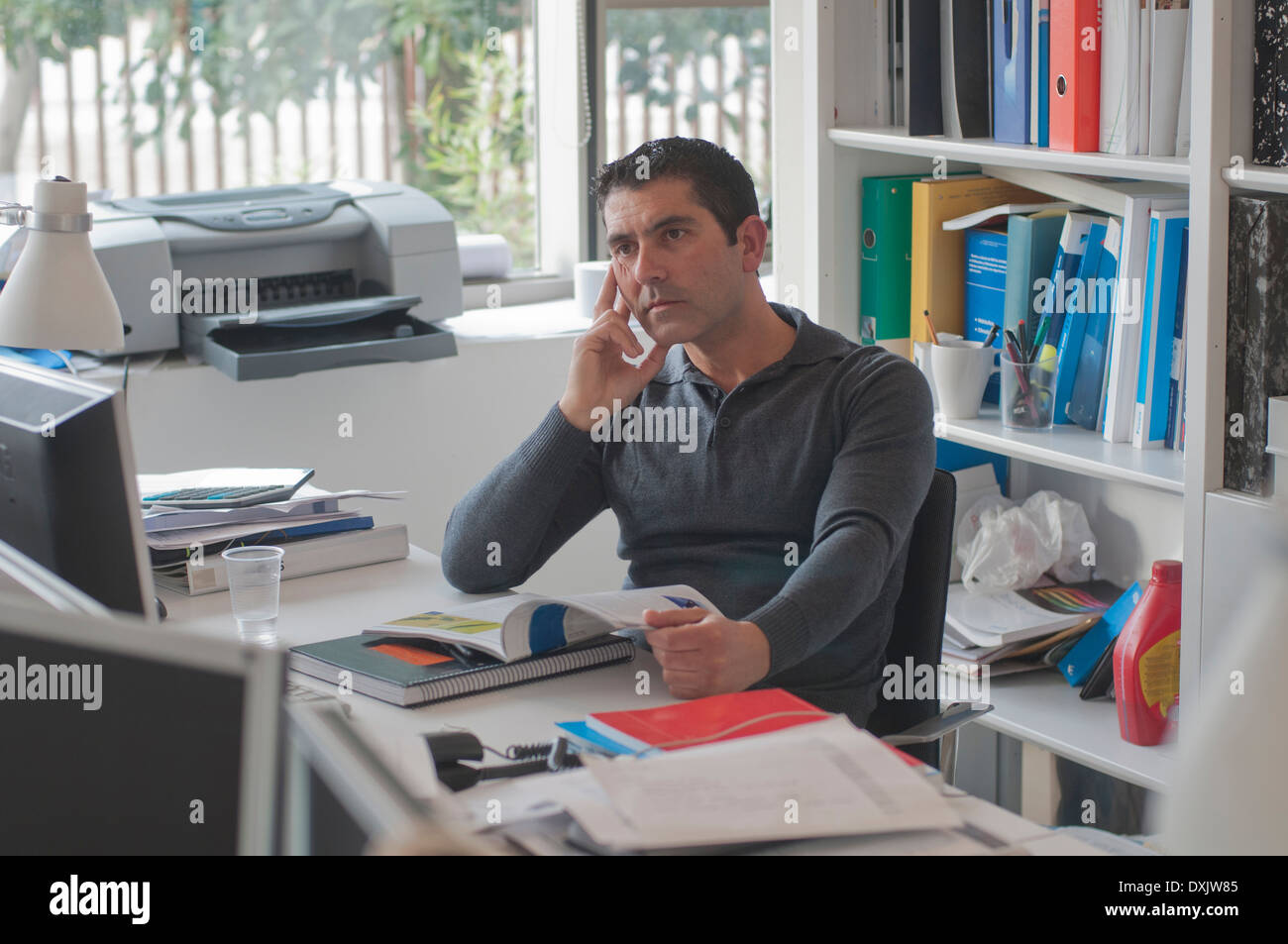 müde Büroangestellte starrte auf Bildschirm Stockfoto